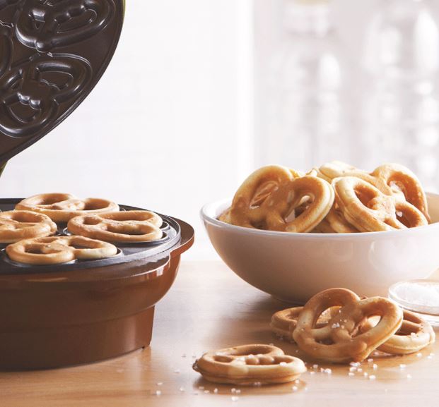 TS-251  MINI PRETZEL MAKER GRN/BWN 4/C